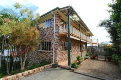 Amzaz 15 Korogora Street - Sunshine Coast Guide 2
