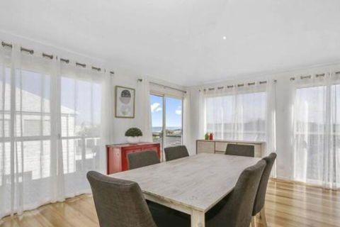 SEAVIEW Ocean Views From A Modern Townhouse - Sunshine Coast Guide 6