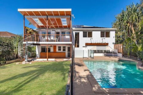 20 Ray Street Sunshine Beach - Sunshine Coast Guide 0