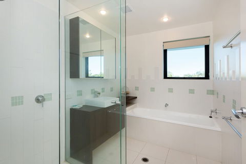 Stylish Beach Side Apartment Unit 5 33 Lorikeet Drive - Sunshine Coast Guide 2