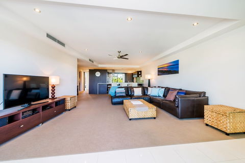 Stylish Beach Side Apartment Unit 5 33 Lorikeet Drive - Sunshine Coast Guide 4