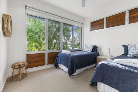 Sunshine Beach Self Contained Unit Beach Views Unit 2 Elouera 44 Elanda Street - Sunshine Coast Guide 3