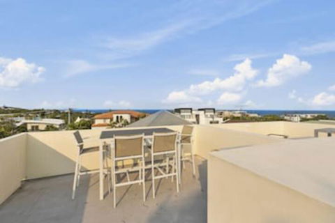 Sunshine Beach Self Contained Unit Beach Views Unit 2 Elouera 44 Elanda Street - Sunshine Coast Guide 0