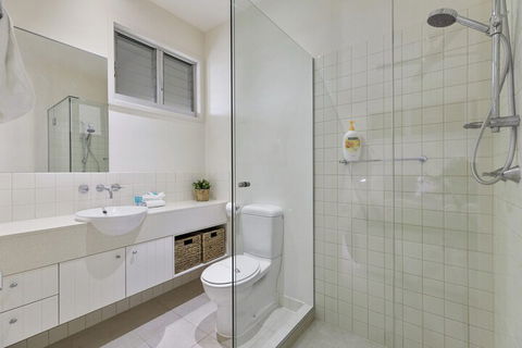 Sunshine Beach Self Contained Unit Beach Views Unit 2 Elouera 44 Elanda Street - Sunshine Coast Guide 4