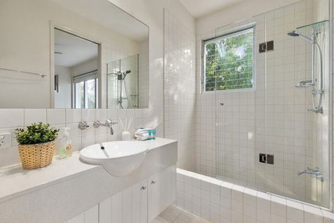 Sunshine Beach Self Contained Unit Beach Views Unit 2 Elouera 44 Elanda Street - Sunshine Coast Guide 6