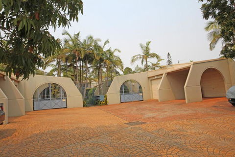 Santa Barbara - Sunshine Coast Guide 6