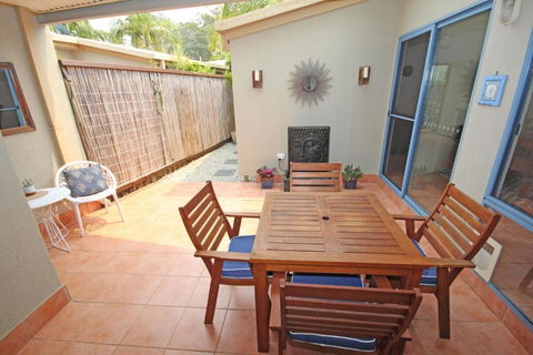 Santa Barbara - Sunshine Coast Guide 4