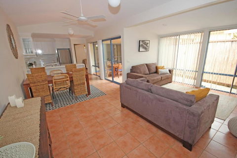 Santa Barbara - Sunshine Coast Guide 1