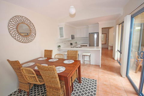 Santa Barbara - Sunshine Coast Guide 2