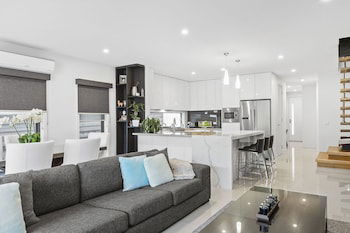 BOUTIQUE STAYS - Edinburgh Place - Sunshine Coast Guide 5