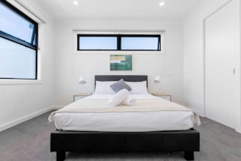 WoW Factor!luxe 4BR Townhouse@glen Waverley - Sunshine Coast Guide 0