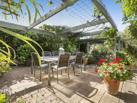 TUSCAN OASIS RYE - Sunshine Coast Guide 1