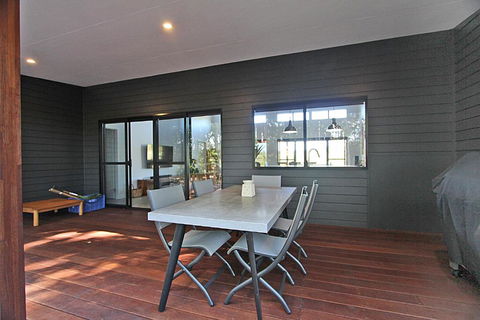 Vines & Stars - Sunshine Coast Guide 1