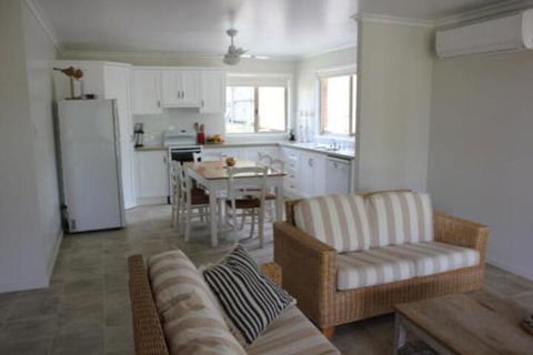 2 51 Carlo Road Rainbow Beach Pets Welcome Air Conditioning Walk To The Shops - Sunshine Coast Guide 0