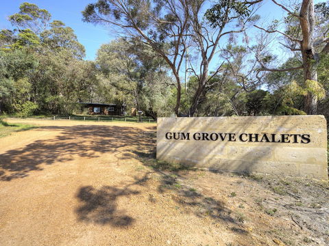 Gum Grove Chalets - Sunshine Coast Guide 4