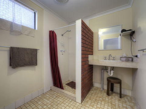 Gum Grove Chalets - Sunshine Coast Guide 6