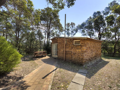 Gum Grove Chalets - Sunshine Coast Guide 3