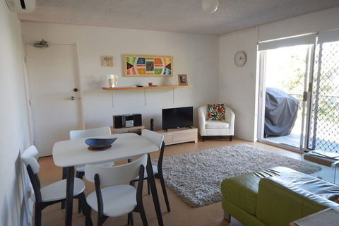 Unit 2 At 4 Pelican Street, Peregian Beach, Noosa Area - Sunshine Coast Guide 4