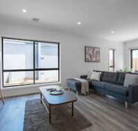 Comfy And Warm Home In Point Cook - Sunshine Coast Guide