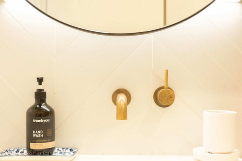 Trendy 1 Bedroom Apartment In The Heart Of Collingwood - Sunshine Coast Guide 1