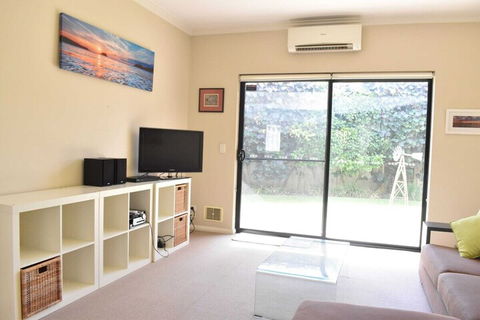 Comfortable 2 Bedroom With Serene Garden - Sunshine Coast Guide 7