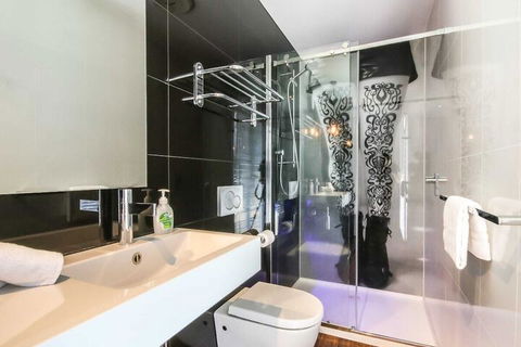 Architecturally Designed Studio 10 Minutes To CBD - Sunshine Coast Guide 4
