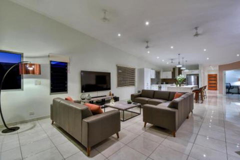 Luxury Darwin City Lights Jacuzzi Central Location Large House New Furnishings - Sunshine Coast Guide 5