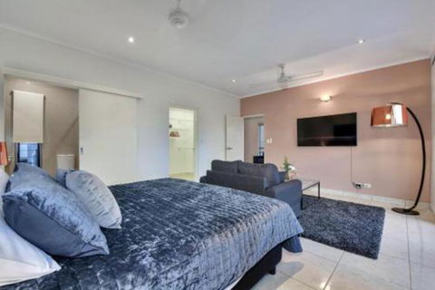Luxury Darwin City Lights Jacuzzi Central Location Large House New Furnishings - Sunshine Coast Guide 2