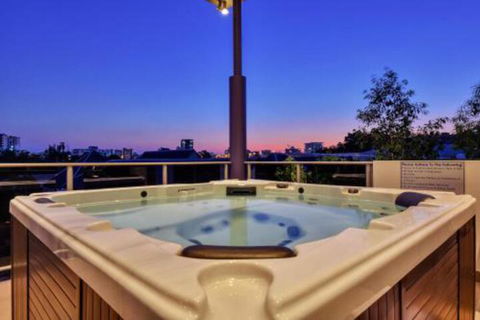Luxury Darwin City Lights Jacuzzi Central Location Large House New Furnishings - Sunshine Coast Guide 6