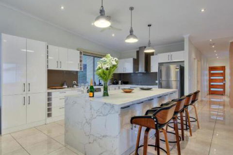 Luxury Darwin City Lights Jacuzzi Central Location Large House New Furnishings - Sunshine Coast Guide 3