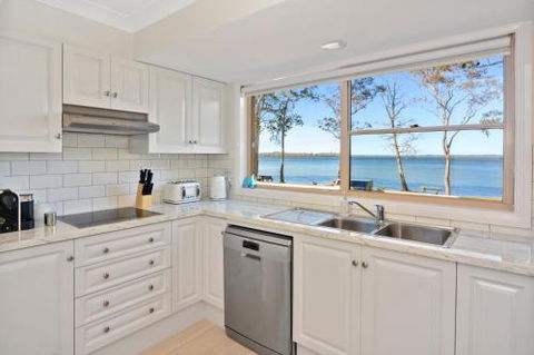 Adrift Retreat St. Georges Basin Waterfront Home - Sunshine Coast Guide 6