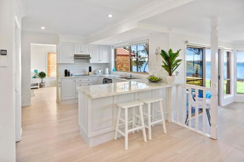 Adrift Retreat St. Georges Basin Waterfront Home - Sunshine Coast Guide 2