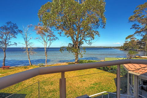 Adrift Retreat St. Georges Basin Waterfront Home - Sunshine Coast Guide 5