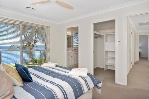 Adrift Retreat St. Georges Basin Waterfront Home - Sunshine Coast Guide 4