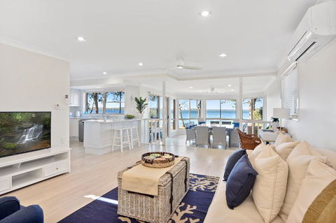 Adrift Retreat St. Georges Basin Waterfront Home - Sunshine Coast Guide 1