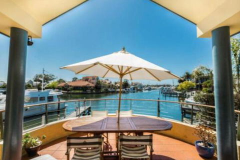 A Mariners Place BEST Location In Town! - Sunshine Coast Guide 3