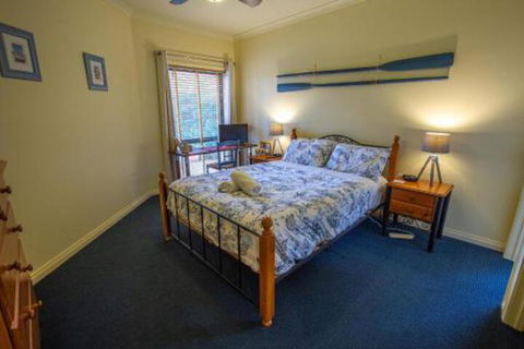 A Mariners Place BEST Location In Town! - Sunshine Coast Guide 4