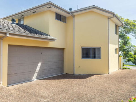 Sunset Place 1 / 29 Sunset Boulevard Gorgeous Townhouse So Close To The Water - Sunshine Coast Guide 3