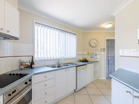 Sunset Place 1 / 29 Sunset Boulevard Gorgeous Townhouse So Close To The Water - Sunshine Coast Guide 5