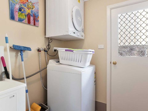Tomaree Townhouse 5 / 26 28 Tomaree Street Large Air Conditioned Townhouse & WIFI - Sunshine Coast Guide 5