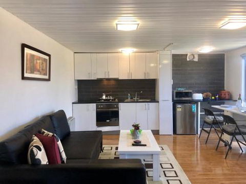Velikaâ€™ - Sunshine Coast Guide 1