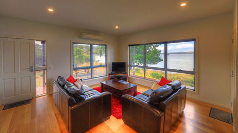 Tides Reach - Essentially Tas Dover - Sunshine Coast Guide 5