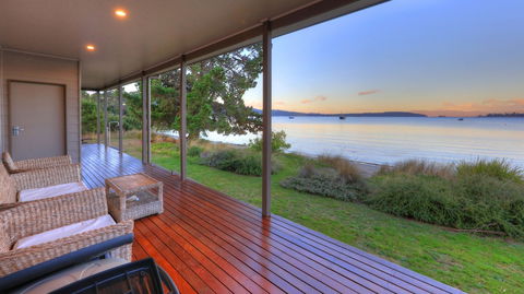 Tides Reach - Essentially Tas Dover - Sunshine Coast Guide 1