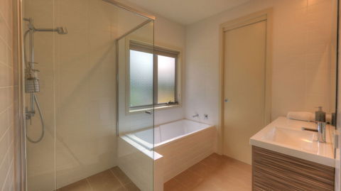 Tides Reach - Essentially Tas Dover - Sunshine Coast Guide 6