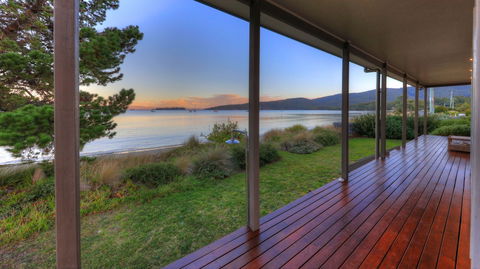 Tides Reach - Essentially Tas Dover - Sunshine Coast Guide 3