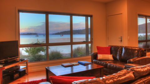 Tides Reach - Essentially Tas Dover - Sunshine Coast Guide 4