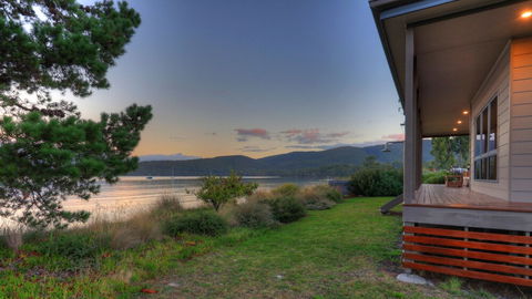 Tides Reach - Essentially Tas Dover - Sunshine Coast Guide 2