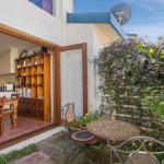 SEAVIEWS MORNINGTON.... - Sunshine Coast Guide 0