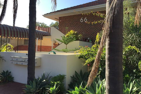 B6 Cafes & Restaurants Close To UWA - Sunshine Coast Guide 4