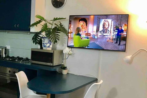 Beautiful Studio In Great Leafy Location - Sunshine Coast Guide 1